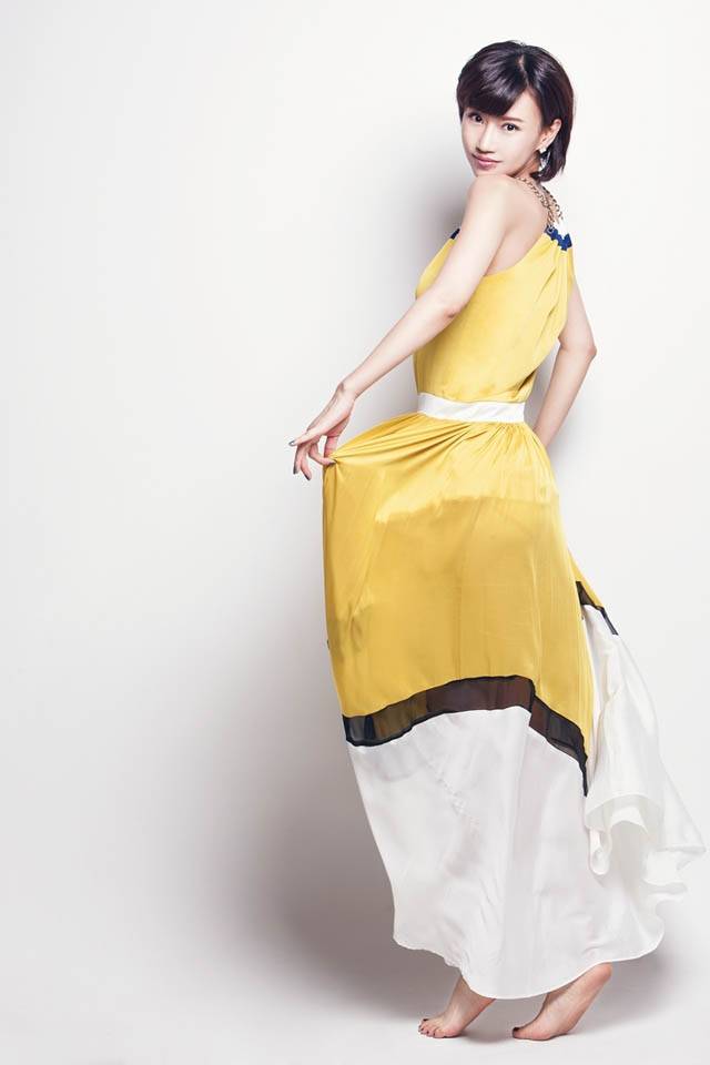 短发清纯美女魏晴可人时尚写真