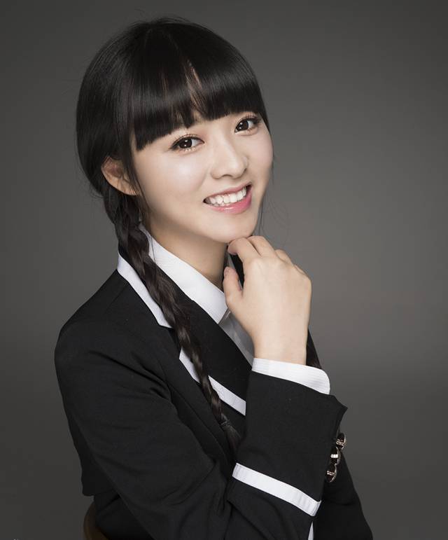 余心恬甜美校服展现青春活力