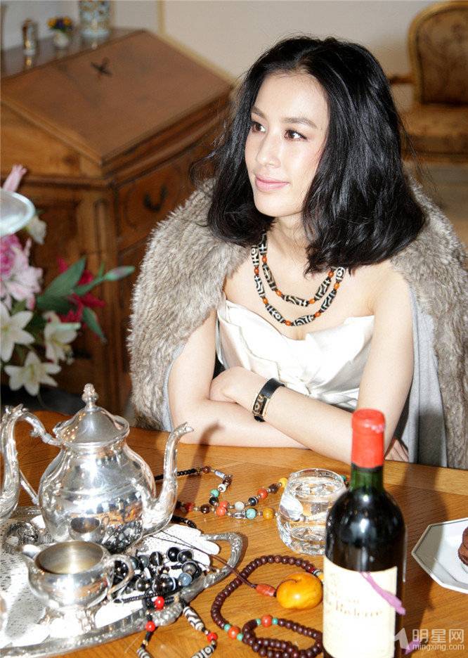 女星黄圣依优雅尽显东方美组图