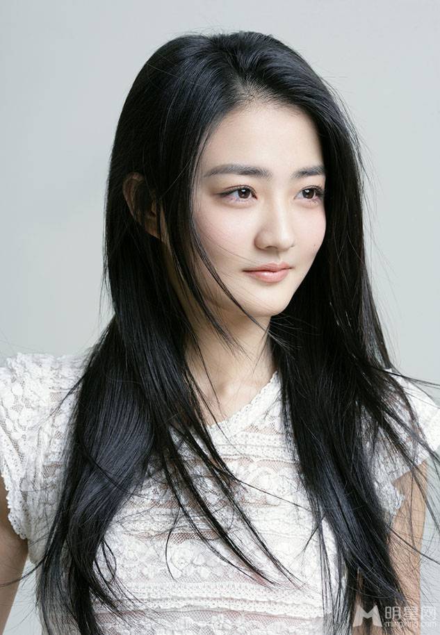 95后小花旦徐璐清新靓丽写真