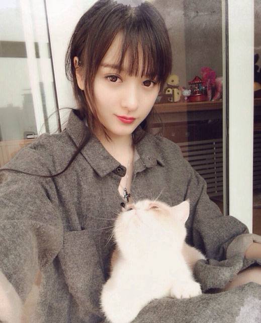 红唇美女罗震环美艳动人生活照