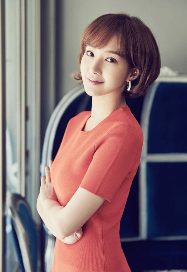 韩国气质美女朴敏英迷人笑容写真