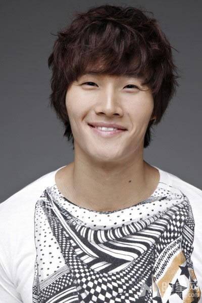 RunningMan金钟国休闲写真展现温暖笑容