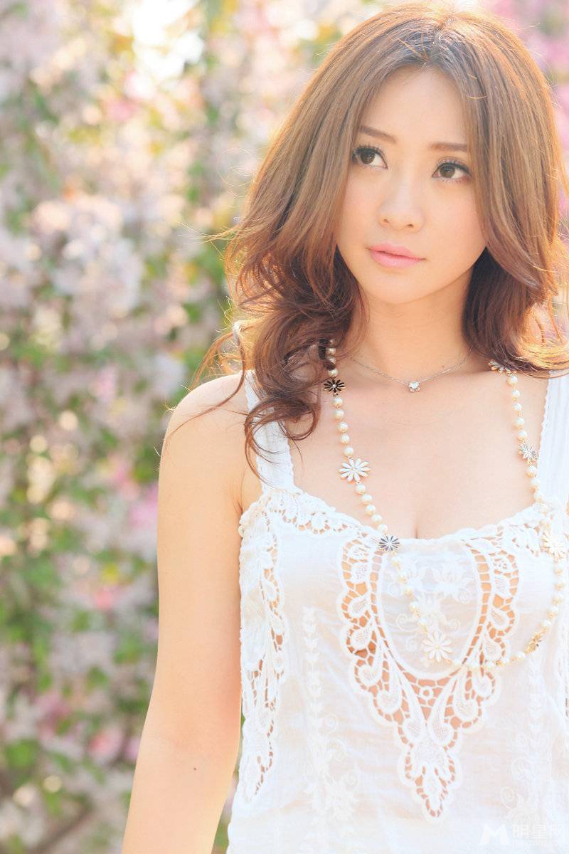 柳岩纯白蕾丝裙尽显清新甜美写真