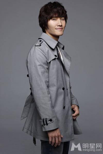 RunningMan金钟国休闲写真展现温暖笑容