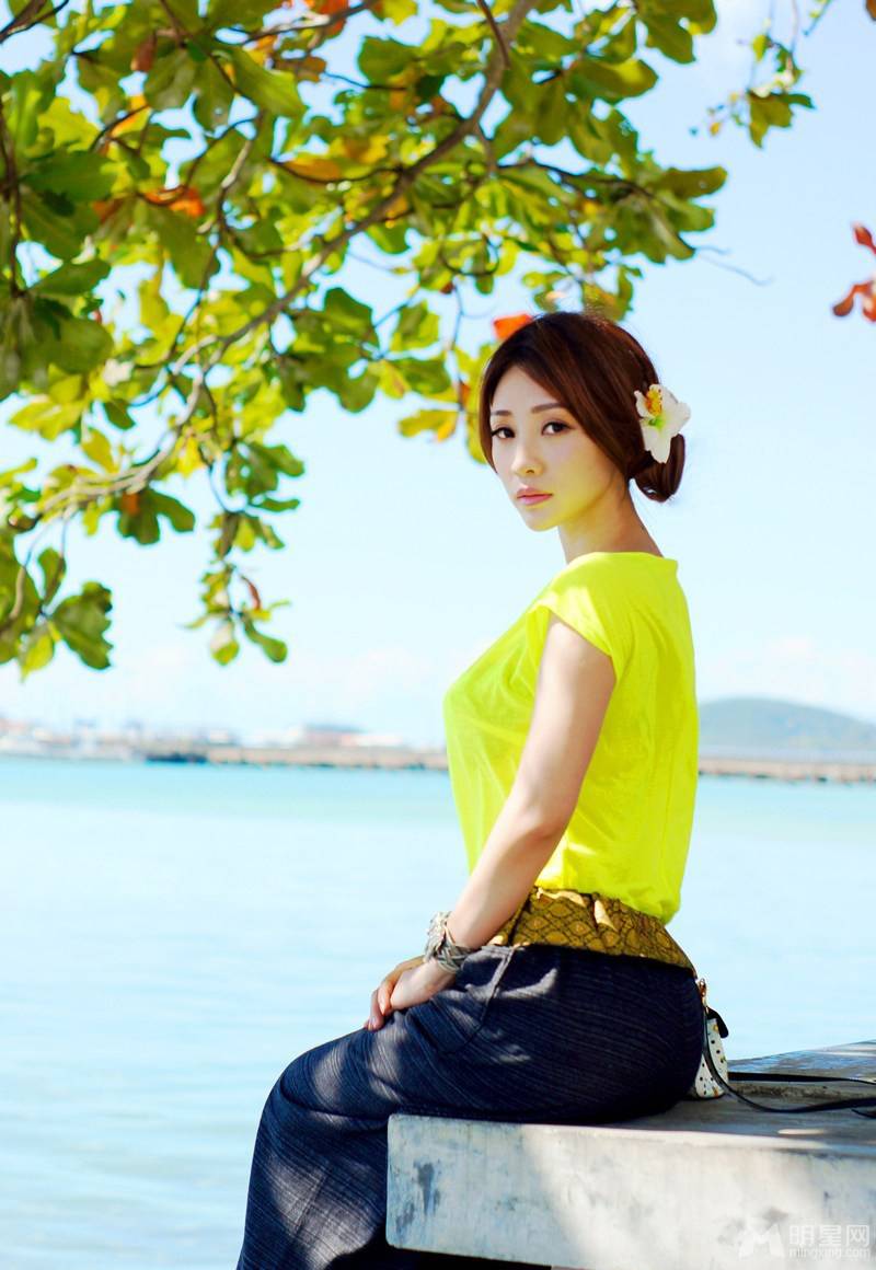 柳岩甜美不失性感海滩唯美写真