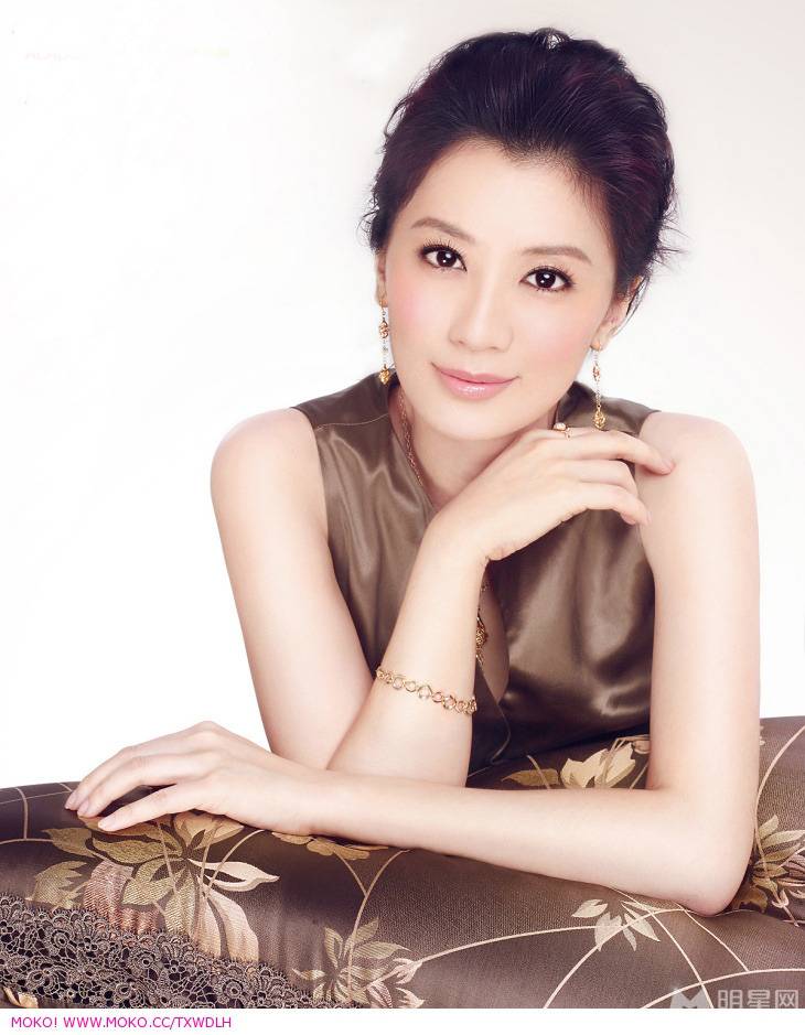 贾静雯美丽礼服显高贵气质床上写真