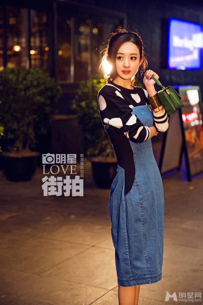 赵丽颖夜间行走尽显时尚潮流街拍