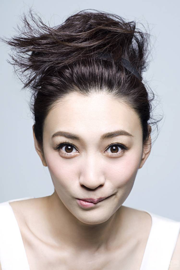 李小冉丸子头俏皮鬼马表情秀