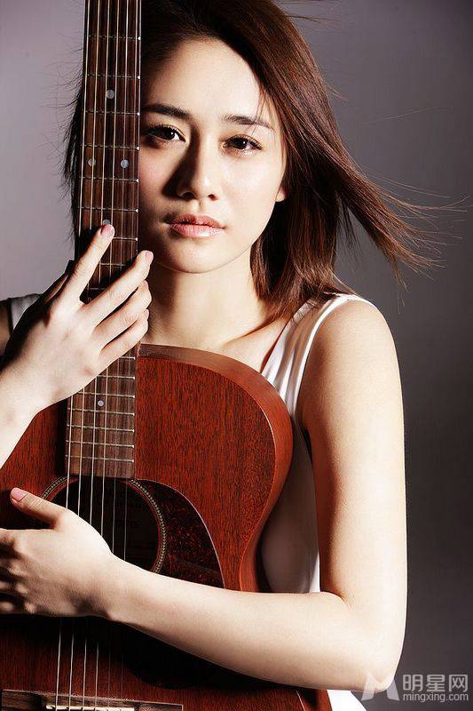 刘芸白裙飘飘展甜美笑容写真