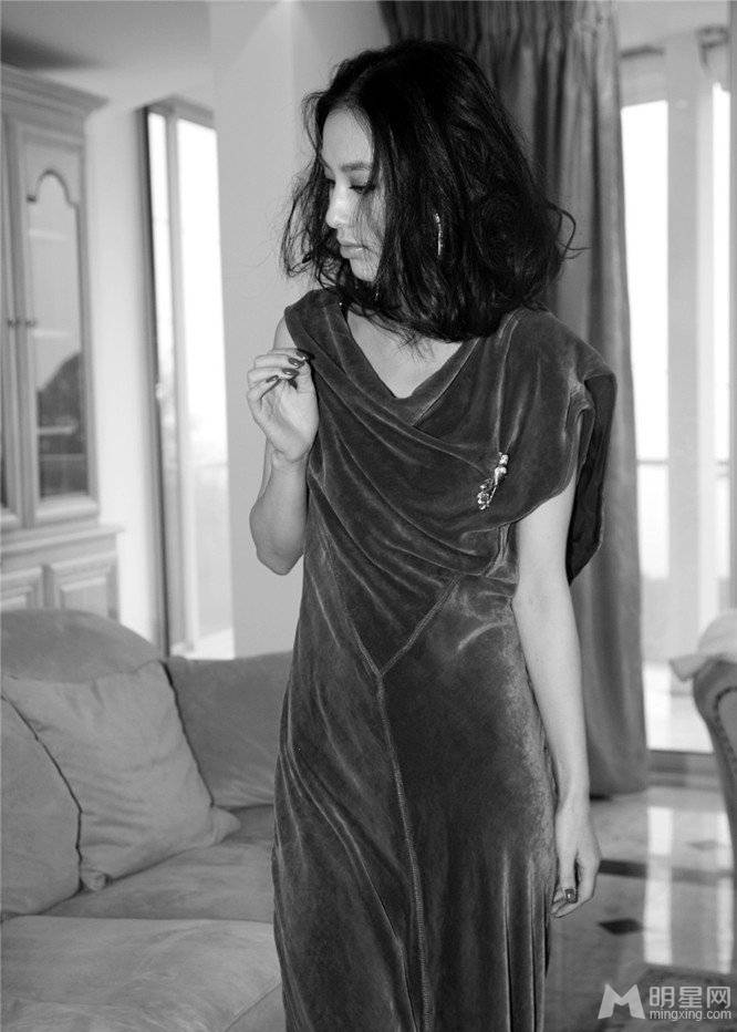 女星黄圣依优雅尽显东方美组图