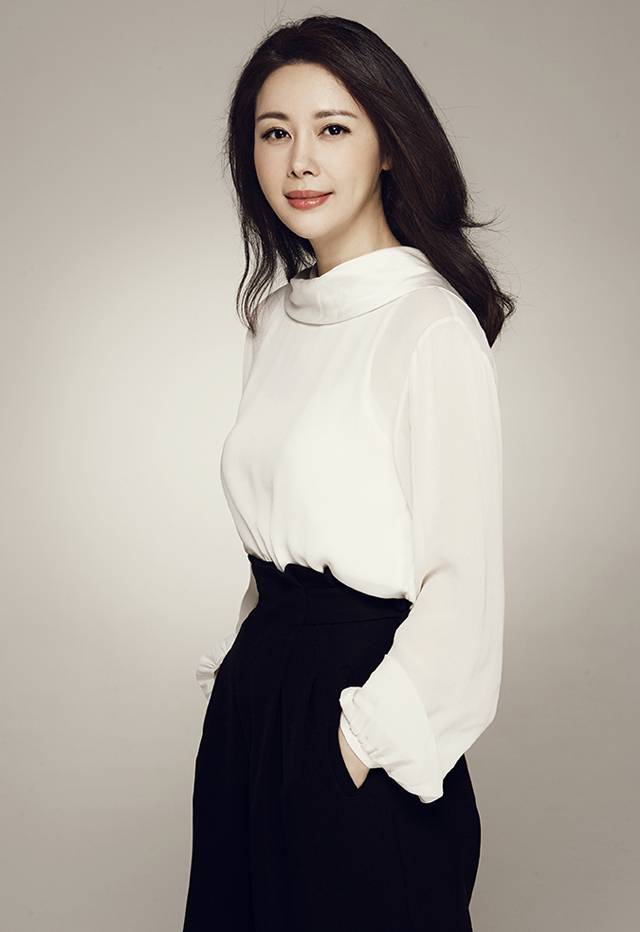 气质美女演员邓英春日户外优雅迷人写真