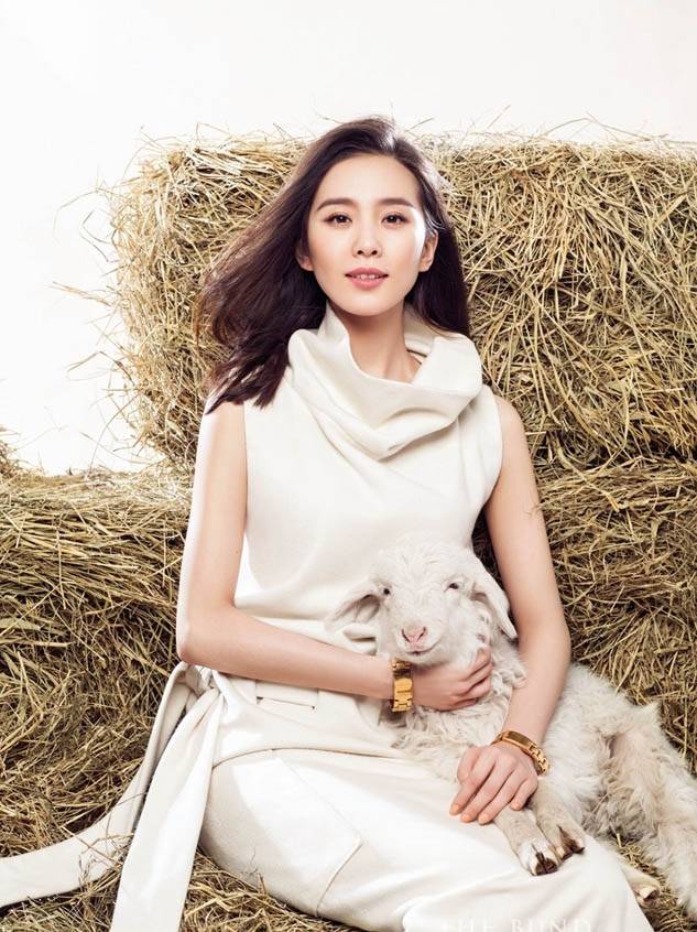 古装美女刘诗诗与小羊的亲密写真