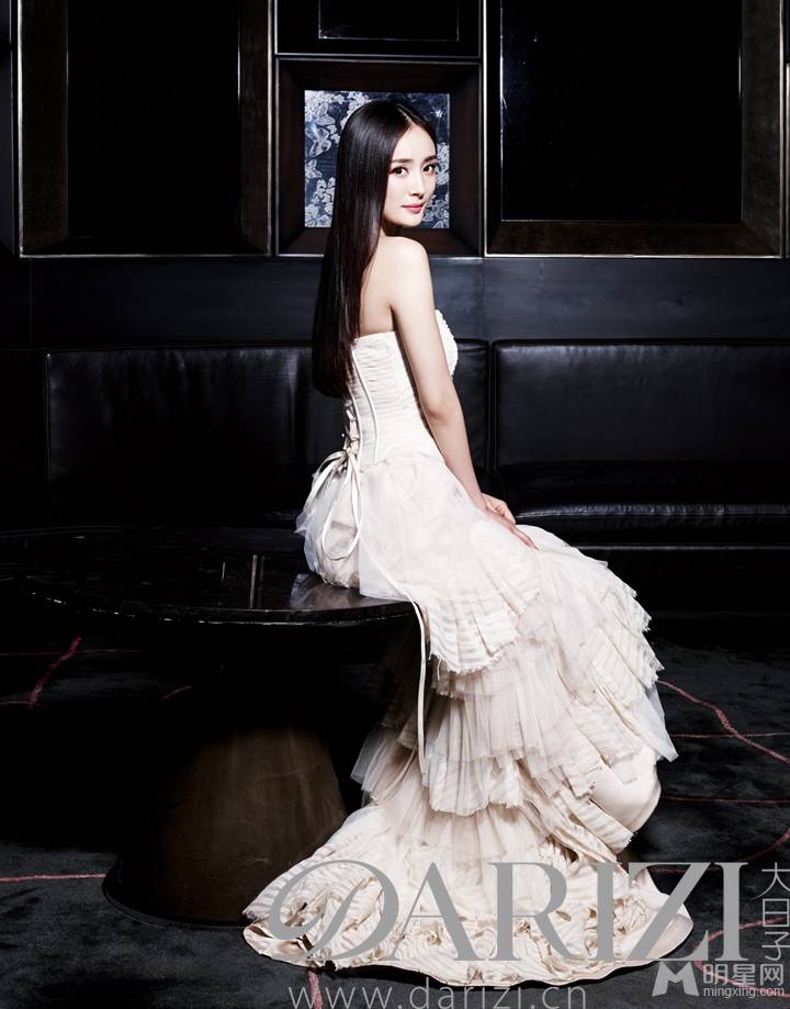 杨幂迷人美翻了的时尚婚纱写真