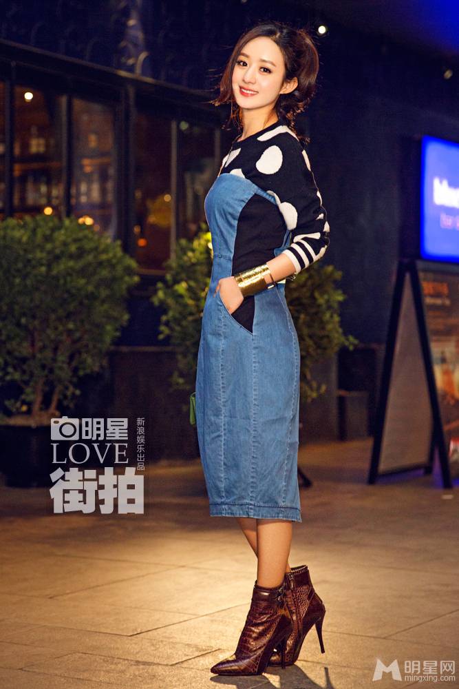 赵丽颖夜间行走尽显时尚潮流街拍