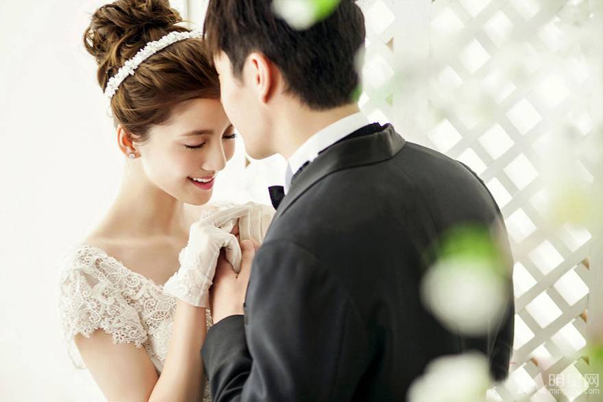 吴千语浪漫婚纱摄影广告图