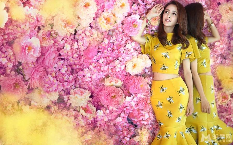 娇媚影视演员佟丽娅全新花海唯美写真