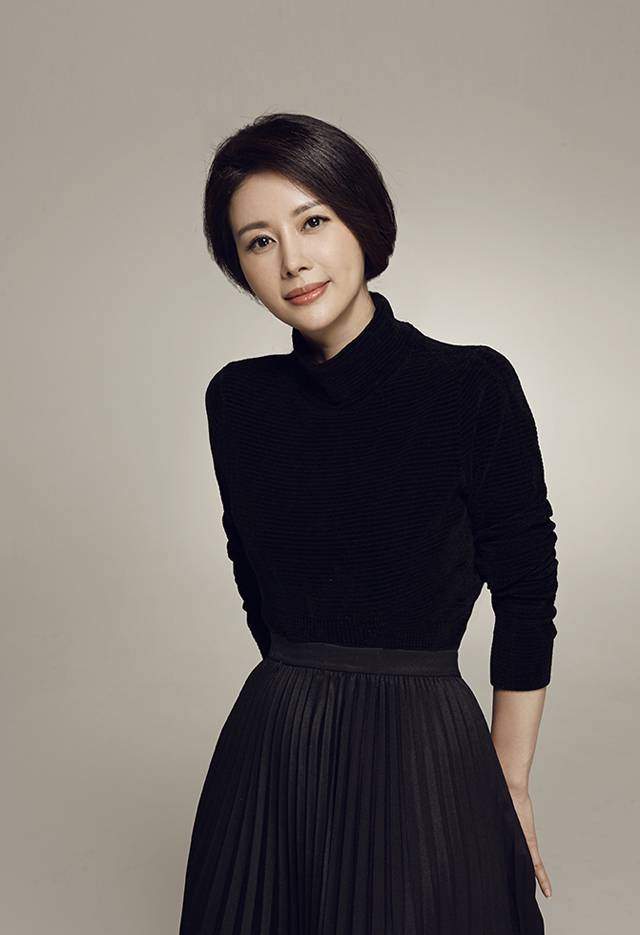 气质美女演员邓英春日户外优雅迷人写真