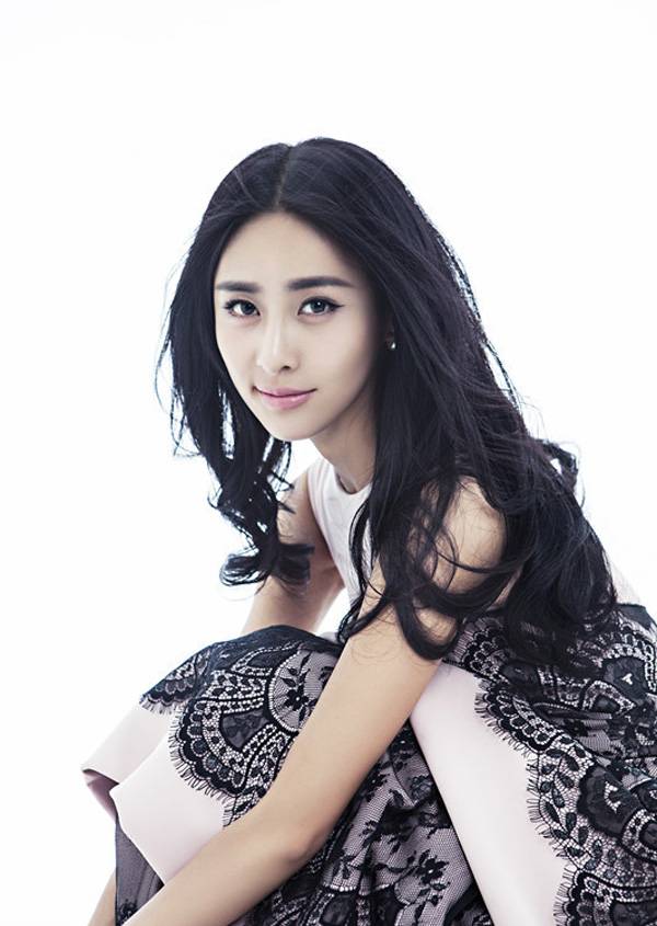 贾青复古蕾丝长裙优雅时尚写真