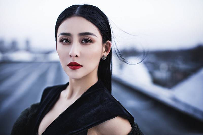 贾青黑色套装冷艳OL女郎气质