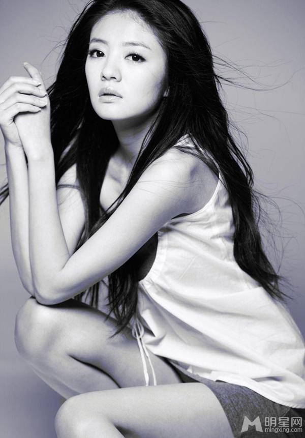 中国台湾女演员安以轩迷人黑白写真