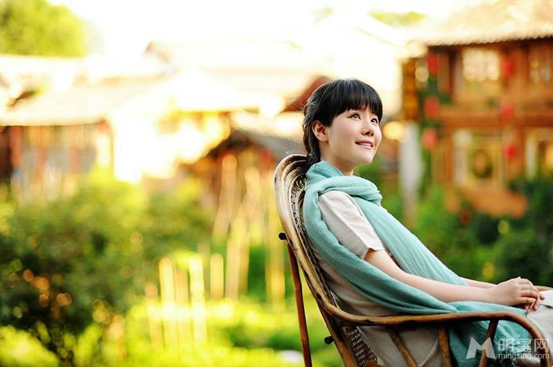 纯美小清新歌手何禹萱全新户外写真集