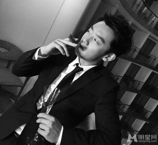 郑恺微博大晒黑白生活照