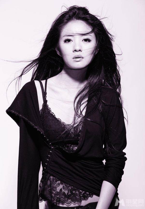 中国台湾女演员安以轩迷人黑白写真