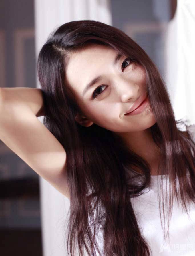 女歌手杨洋纯白色唯美风格写真