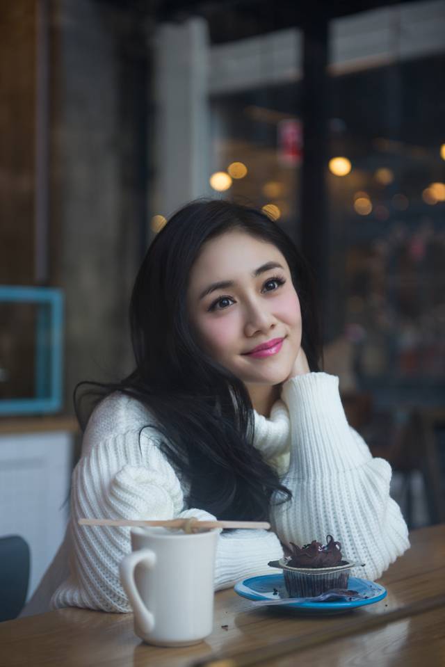 女神刘芸俏皮纽约街拍