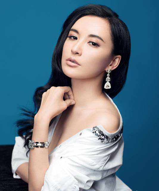 影视美女莫小棋展现凹凸完美身材