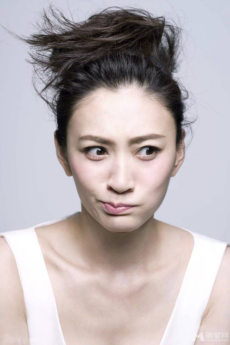 李小冉丸子头俏皮鬼马表情秀