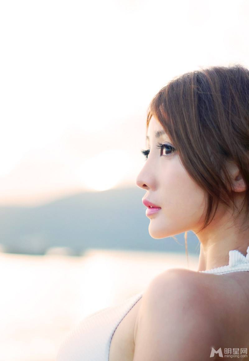 柳岩甜美不失性感海滩唯美写真