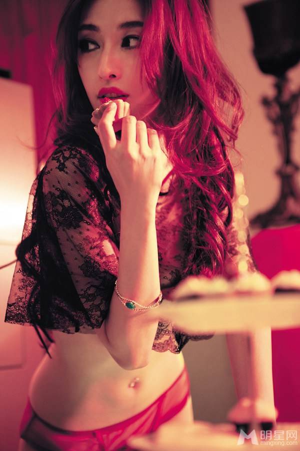 性感长腿美女张俪全新美胸撩人写真