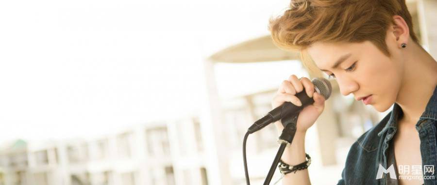 当红偶像鹿晗帅气吉他手形象