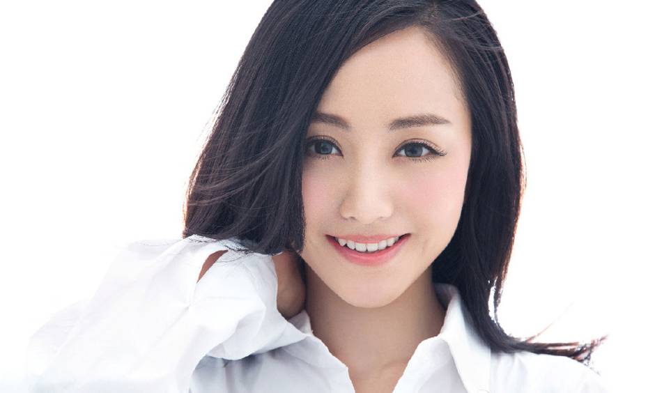 杨蓉简约白衬衫甜美逆光特写