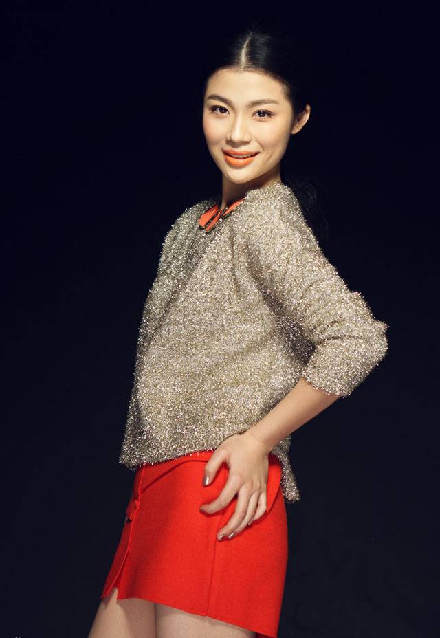 李柔潼时尚干练展现温暖笑容