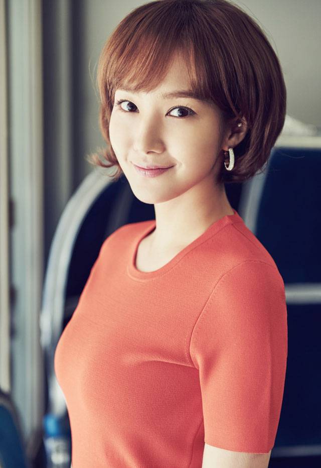 韩国气质美女朴敏英迷人笑容写真