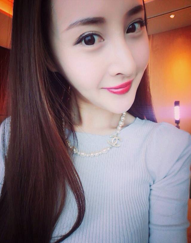 王若心甜美自拍生活照