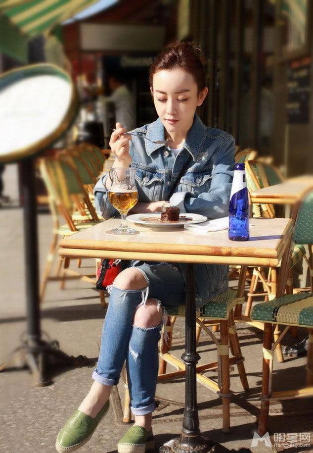 张檬慵懒享受巴黎午后阳光