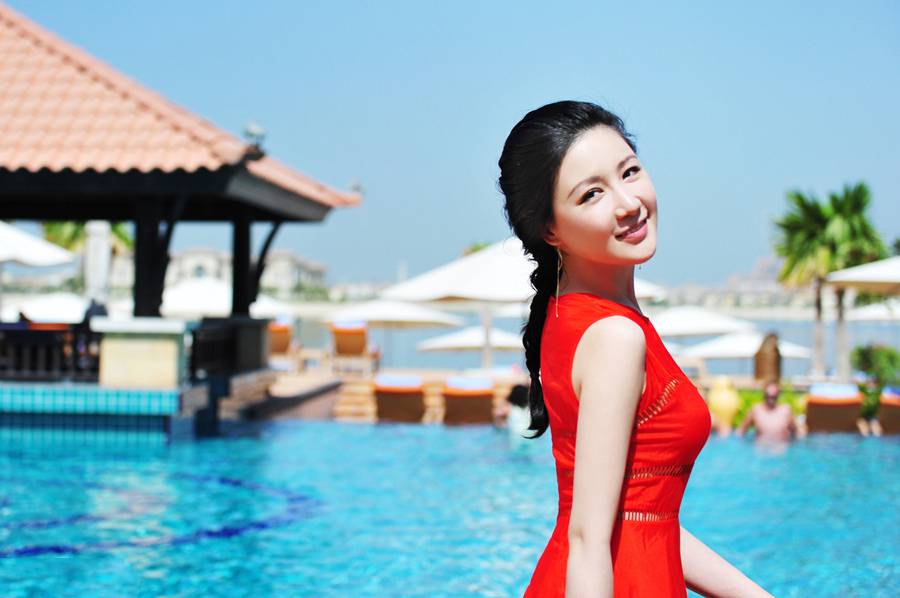 刘梓妍海边度假村红色洋裙甜美写真