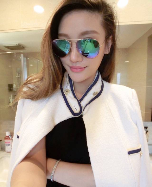 徐茜儿时尚墨镜造型自拍秀