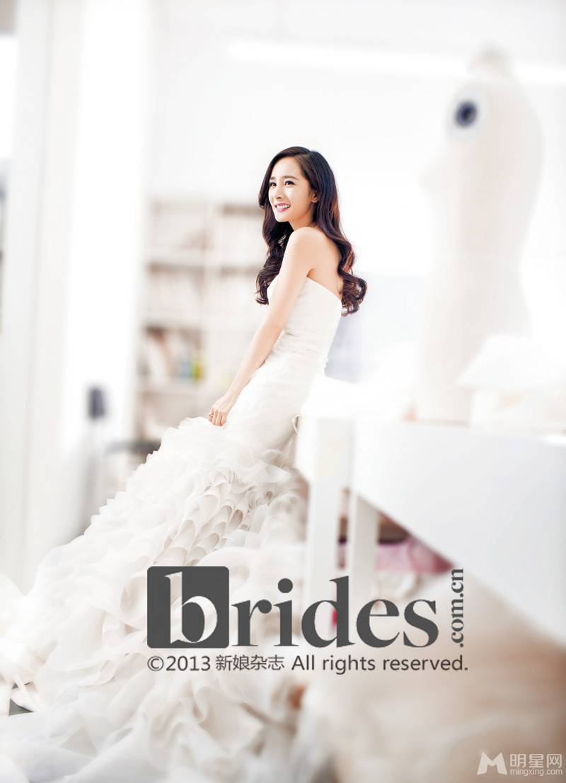 杨幂深V裸背露肩唯美婚纱写真