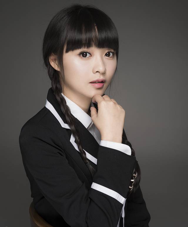 余心恬甜美校服展现青春活力