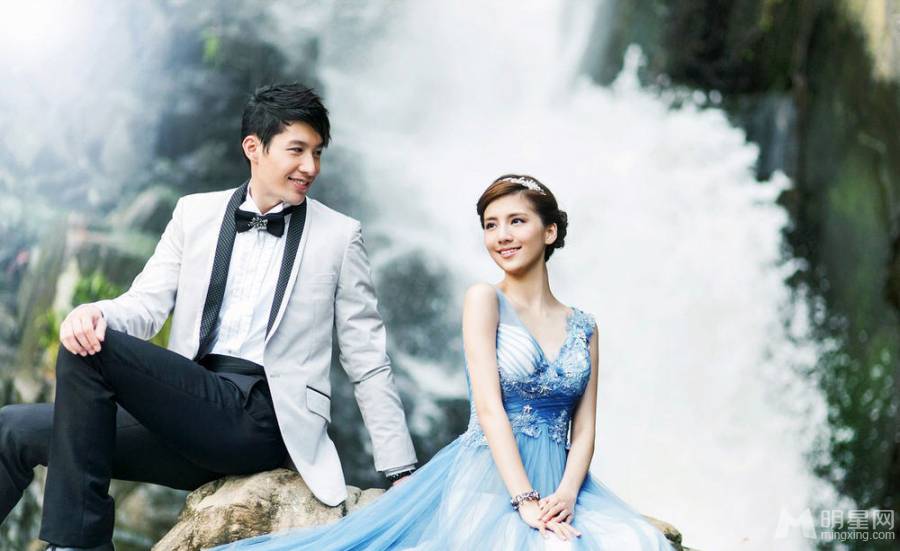 吴千语浪漫婚纱摄影广告图