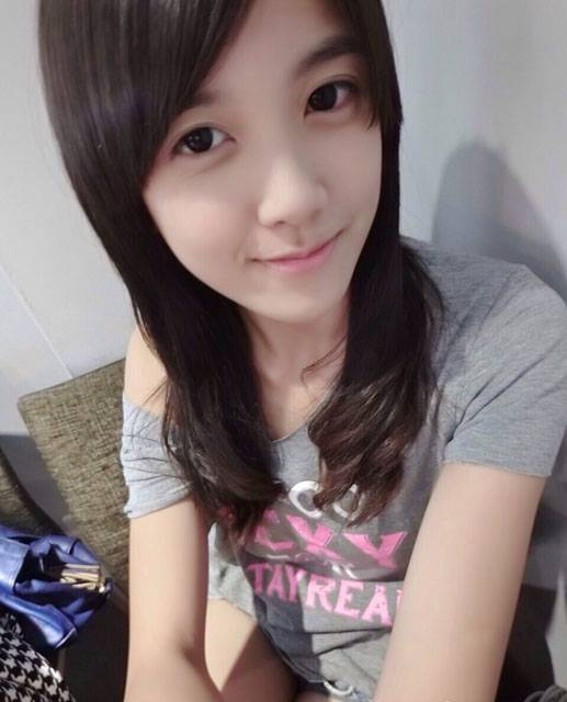台湾网络红人纪欣妤可爱自拍照