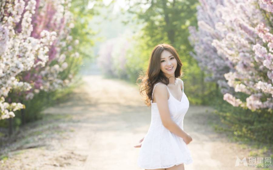 柳岩露香肩美背极致诱惑户外写真