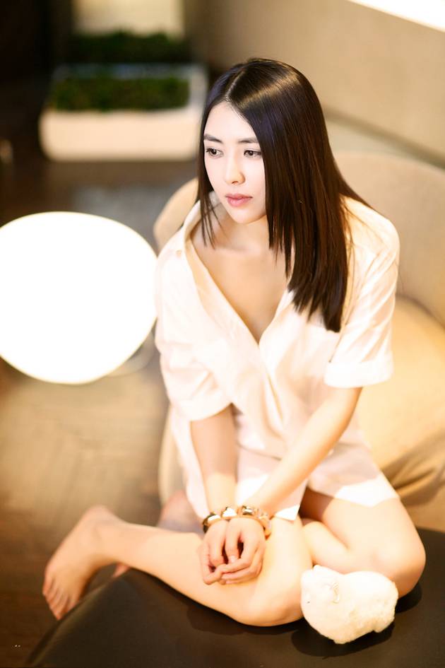 氧气女神黎一萱娇俏白衬衫写真