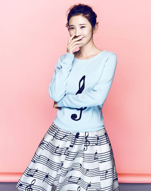 清纯女星唐艺昕音符短裙甜美春装