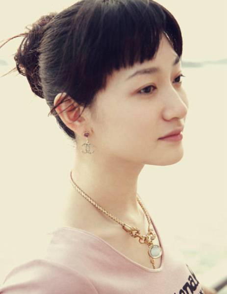 李小冉甜美俏皮牛仔装生活照